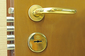 sostituzione serratura doppia mappa (prima) con serratura cilindro europeo (dopo)